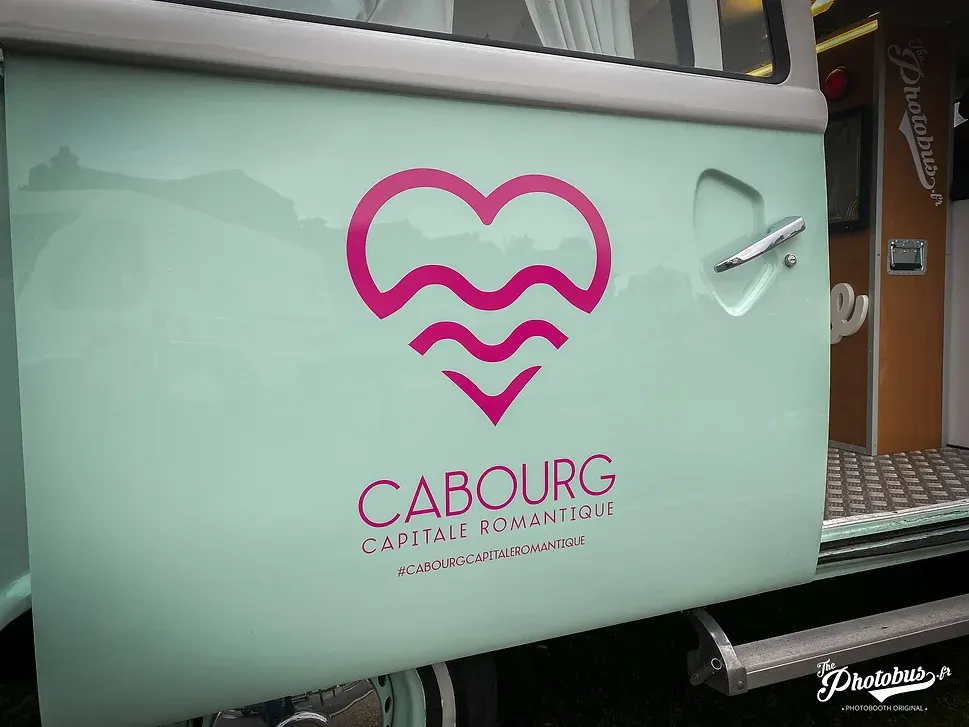 Sticker Cabourg sur la porte coulissante du Combi